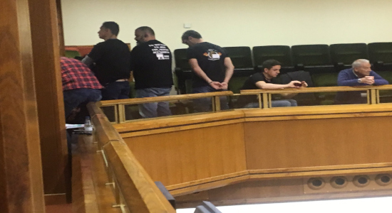 Los sindicalistas policiales se levantan, dan la espalda y muestran sus reivindicaciones