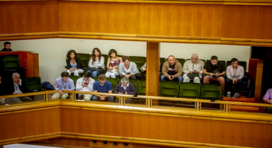 Víctimas de la tortura han asistido a la sesión.