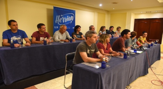 Una representación de las 47 personas procesadas ha comparecido en Bilbo. 