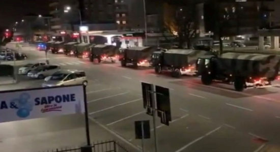 Caravana de camiones militares en Bérgamo.