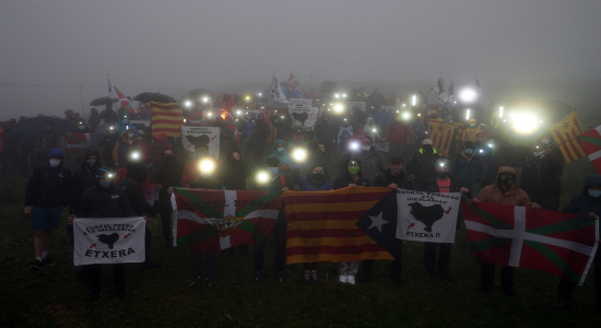Manifestantes irrumpen en el Tour de Francia