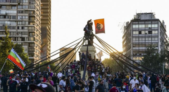  Chilenos apoyan el "Apruebo" chileno en la Plaza Italia en la capital Santiago (Foto: Martin Bernetti / AFP) 