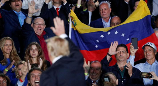 Venezolanos en acto de campaña de Trump