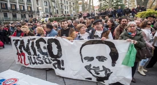 Manu Cabacas y Fina Liceranzu, tras la pancarta, durante la concentración para denunciar la sentencia por el ‘caso Cabacas’. (Marisol RAMIREZ/FOKU)