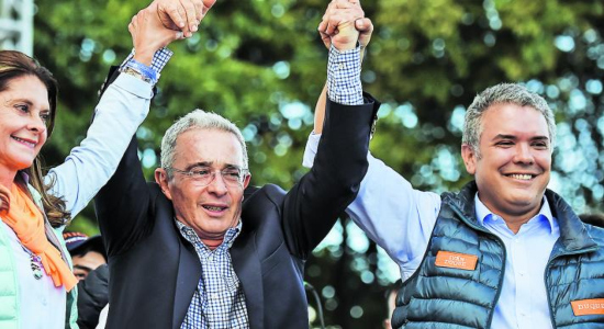  Álvaro Uribe Vélez levanta las manos de sus sucesores en el poder (Foto: AFP) 