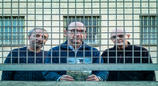 Egaña, Bustillo y Etxebeste, con el libro. (Jon URBE | FOKU)