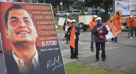  Imagen del expresidente Rafael Correa pidiendo el voto por Andrés Arauz, en un mitin en Quito, Ecuador, el 26 de enero de 2021. © Rodrigo Buendía / AFP 
