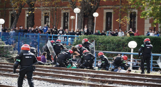 En octubre de 2019 la Ertzaintza detuvo a 21 jóvenes tras una manifestación de Ernai para denunciar las sentencias contra los jóvenes de Altsasu y del "procés". Un juzgado de Gasteiz ha llamado a declarar a todas las mayores de edad después de que la Ertzaintza haya presentado nuevas imágenes como prueba.  Era octubre de 2019 cuando la organización juvenil de la Izquierda Abertzale, Ernai, convocaba sendos paros en todo Hego Euskal Herria para denunciar las sentencias contra los jóvenes de Altsasu y contra 