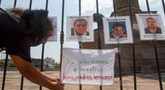 Manifestantes realizan acto por desaparecidos 