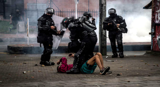 Policía colombiana reprimiendo