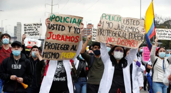 Manifestantes en colombianos