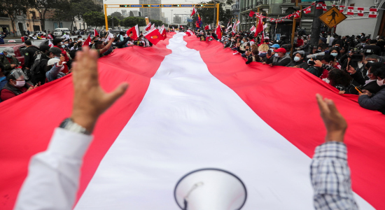 Simpatizantes de Pedro Castillo sostienen una bandera de Perú en un evento en Lima, 7 junio de 2021Sebastián Castañeda / Reuters