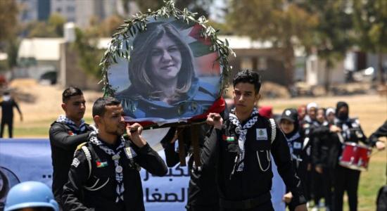  Jóvenes palestinos realizan un funeral simulado de Shireen Abu Akleh en Gaza, 17 de mayo de 2022. (Foto: AFP)
