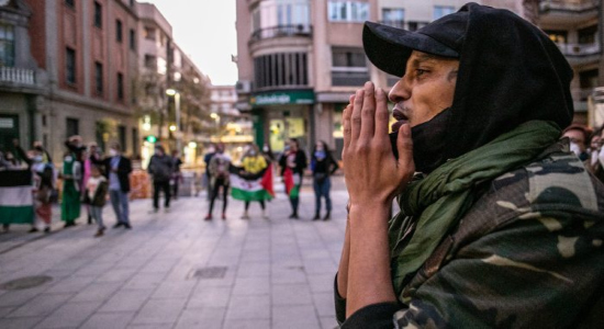 Yslem Hijo del Desierto rapeando versos reivindicativos en una concentración por el Sáhara / Elena Rosa