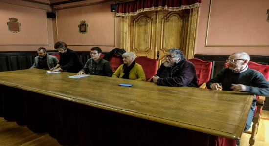 Comparecencia en Azpeitia de familiares de los fallecidos en la emboscada de Pasaia, con la alcaldesa. (Jon URBE | FOKU)