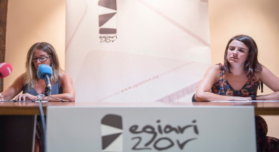  Begoña Galdeano y Ane Muguruza, durante la comparecencia de Egiari Zor. (Marisol RAMÍREZ/FOKU)