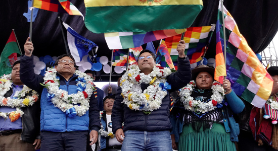 Los candidatos a presidente y vicepresidente del MAS, Luis Arce y David Choquehuanca, y la líder Segundina Flores, en un acto de campaña en las afueras de El Alto, La Paz, Bolivia, 8 de febrero de 2020.