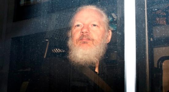 Julian Assange siendo trasladado a prisión