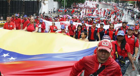 Pueblo de Caracas marchando en defensa de los CLAP