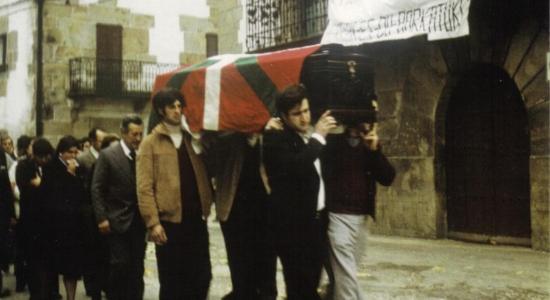 Imagen del funeral de Mikel Arregi en noviembre de 1977