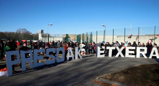Movilización por la repatriación de los presos vascos a las puertas de Lannemezan 