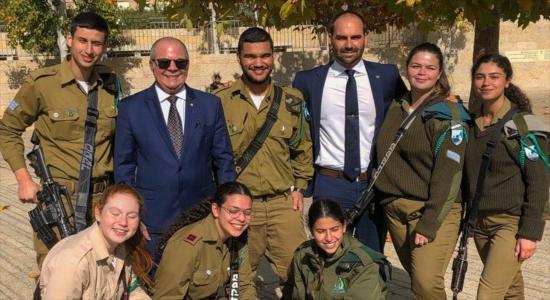 El diputado Eduardo Bolsonaro, hijo del mandatario brasileño, visita un asentamiento y se reúne con soldados israelíes, 5 de diciembre de 2019.
