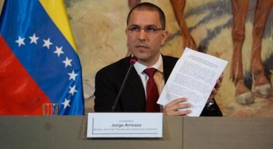 El canciller Jorge Arreaza mostró públicamente la nota diplomática con la que EEUU busca ejercer presiones contra Venezuela