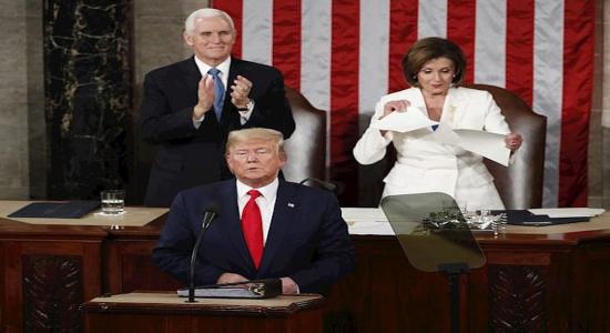 Nancy Pelosi, presidenta de la cámara de representantes del Congreso de Estados Unidos, rompió su copia del discurso de Donald Trump
