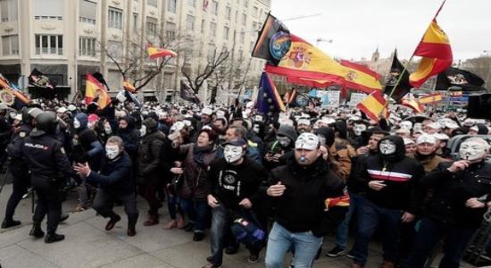Manifestantes de Jusapol rompiendo el cordón policial el pasado martes