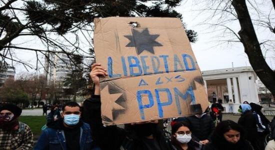 Manifestantes exigiendo libertad de mapuches presos