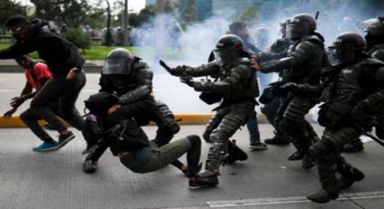 Policía colombiana reprime manifestación
