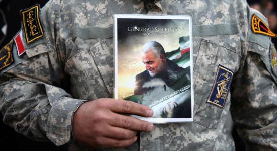 Militar iraní sostiene imagen del general Soleimani