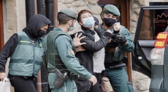  Ekhiñe Eizagirre, llevada por la Guardia Civil tras concluir el registro. (Andoni CANELLADA | FOKU)