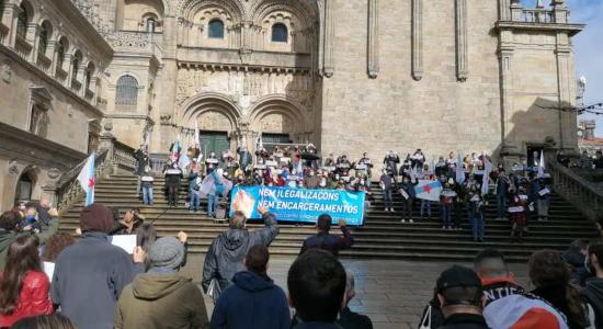 Centenares de personas muestran su apoyo a los acusados en la ‘Operación Jaro’