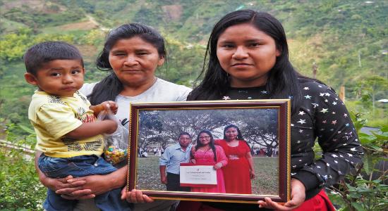  La madre, la hermana y el sobrino de Cristina Bautista en su resguardo indígena, Tacueyó, en el departamento del Cauca, Colombia