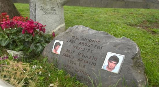 Recuerdo a Lasa y Zabala en el cementerio de Tolosa. (Maddi SOROA | FOKU)