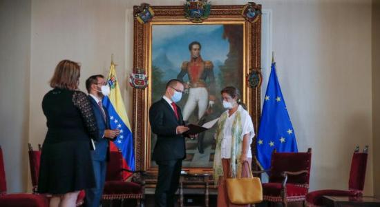 El canciller Jorge Arreaza entrega una carta de persona non grata a la embajadora de la Unión Europea, Isabel Brilhante Pedrosa (Foto: Manaure Quintero / Reuters) 