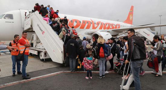 Venezolanos abordando vuelo de Conviasa