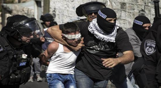 Oficial israelí deteniendo a niño palestino