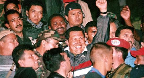  El presidente Hugo Chávez regresa a Miraflores en la madrugada del 14 de abril de 2002 (Foto: Archivo) 