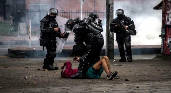 Policía colombiana reprimiendo