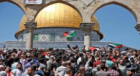 Palestinos frente a Al-Aqsa