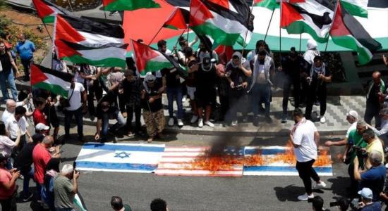  Manifestantes libaneses y palestinos queman banderas israelíes y estadounidenses en apoyo de Al-Aqsa, 29 de mayo de 2022. (Foto: Getty Images)