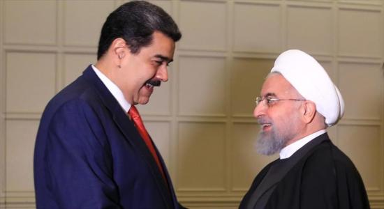 El presidente venezolano, Nicolás Maduro (izda.), y su par iraní, Hasan Rohani, en Baku, 25 de octubre de 2019.