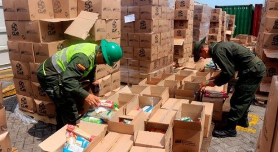 Militares inspeccionando cajas CLAP