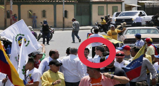 Pistolero apunta a Guaidó