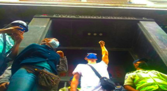 Movlización frente a las residencias estudiantiles