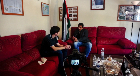 Abdulah Arabi siendo entrevistado