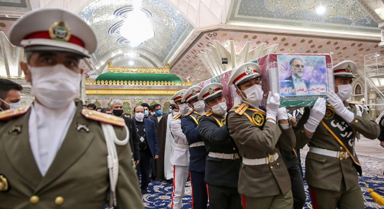 Militares iraníes trasladan el ataúd de Mohsen Fakhrizadeh en Teherán, el 29 de noviembre de 2020.