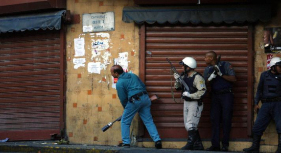 Miembros de la Policía Metropolitana disparan contra manifestantes chavistas apostados en Puente Llaguno, Caracas, 11 de abril de 2002 (Foto: Wendy Olivos) 